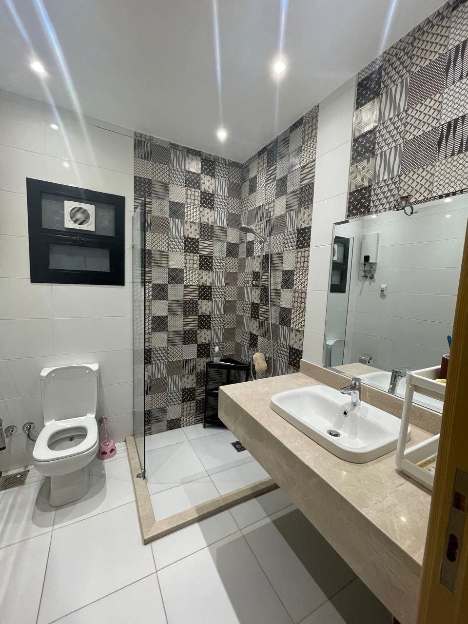 شقه نصف مفروش للايجار 130م فى كمبوند سوديك فيليت