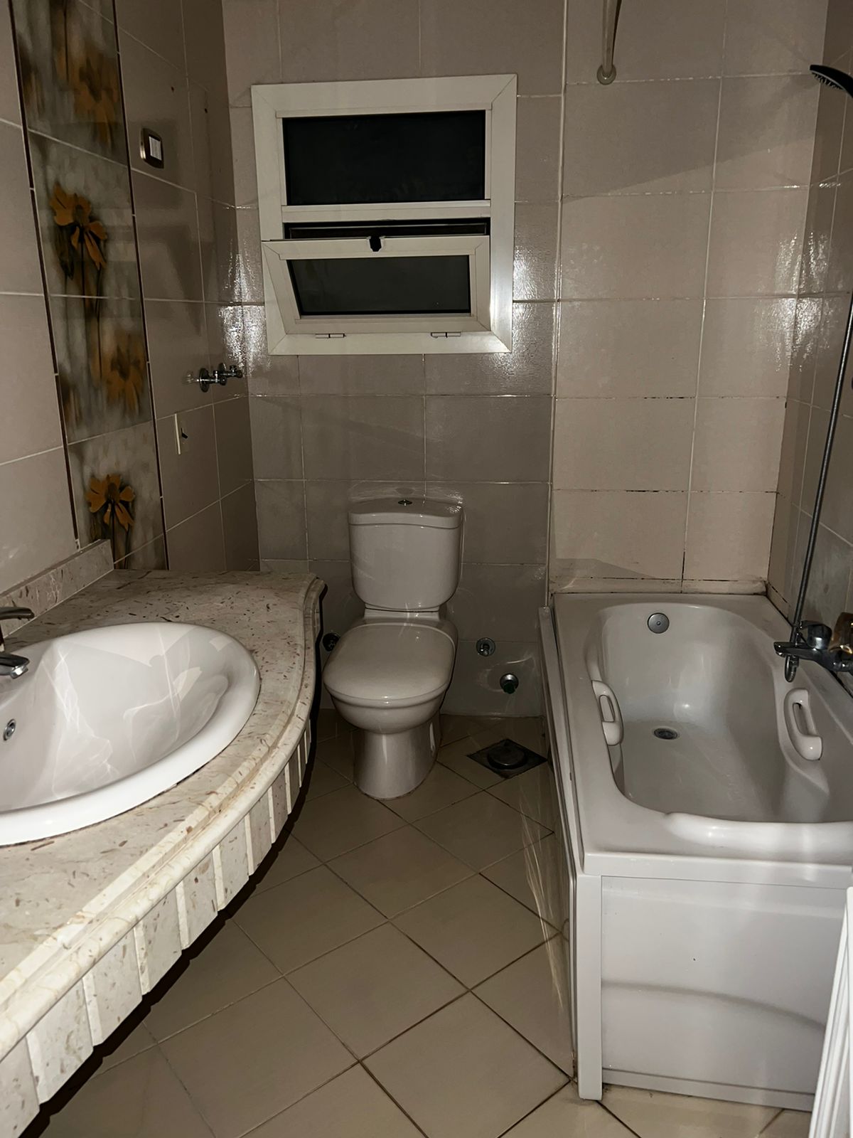 شقة 200م للايجار في فيلات الياسمين 2