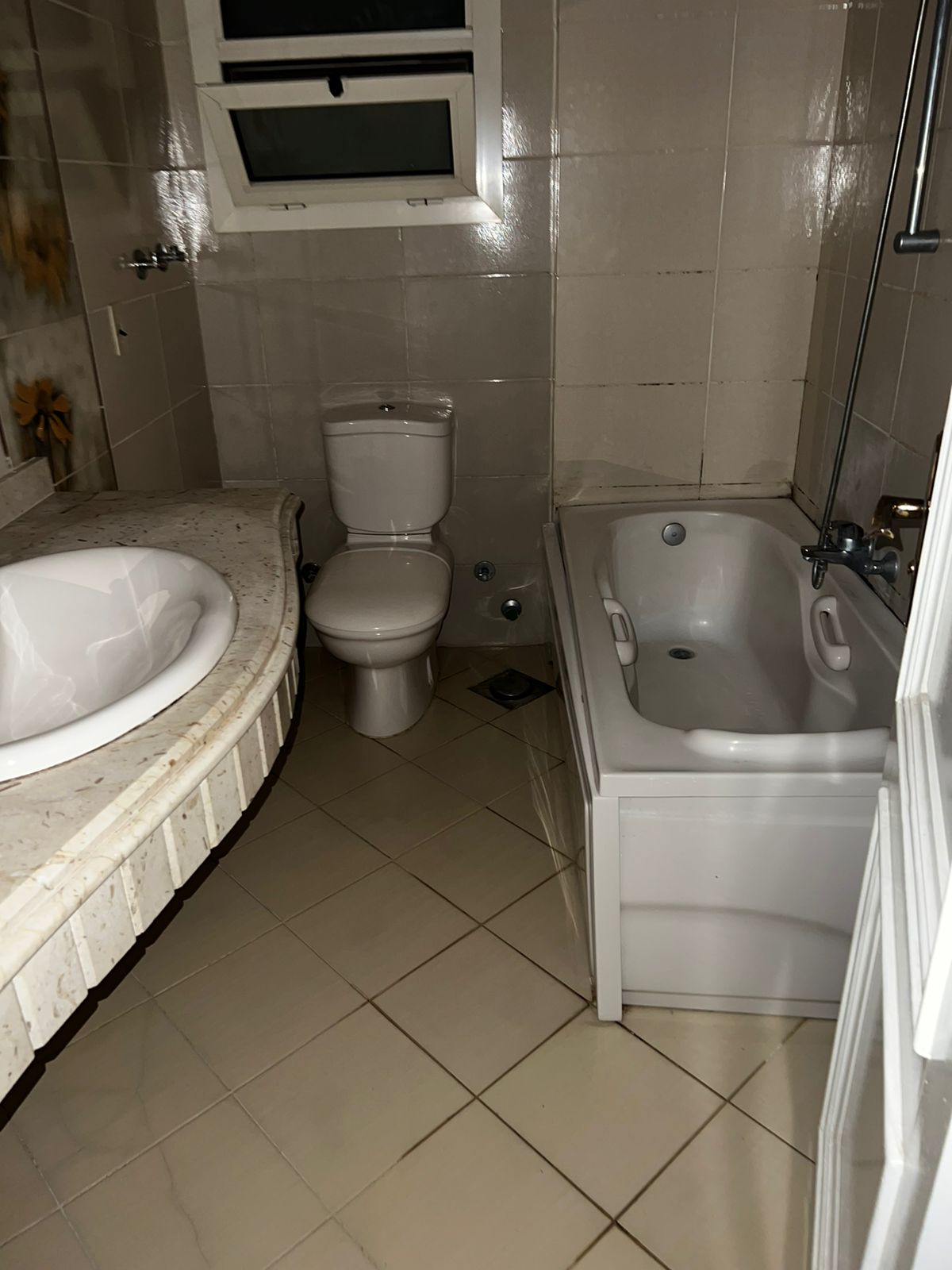 شقة 200م للايجار في فيلات الياسمين 2